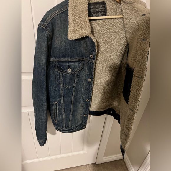 Vintage Levi’s Sherpa Trucker Jacket | Size: Medium | Colour: Washed Blue - Picture 3 of 4
